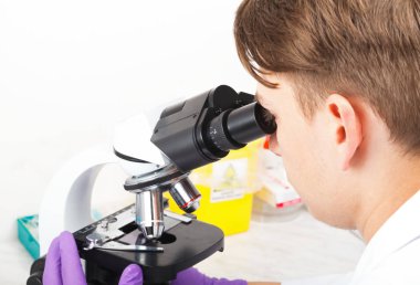 Laboratuvarda çalışan bilim adamı.