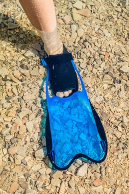 Şnorkel fin ve çakıllı plaj