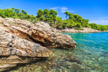 Güzel Adriyatik kayalık sahil şeridi