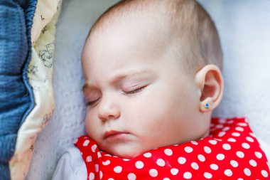 Uyuyan sevimli bebek 