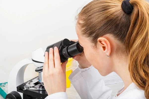 Scienziato che lavora in laboratorio — Foto Stock