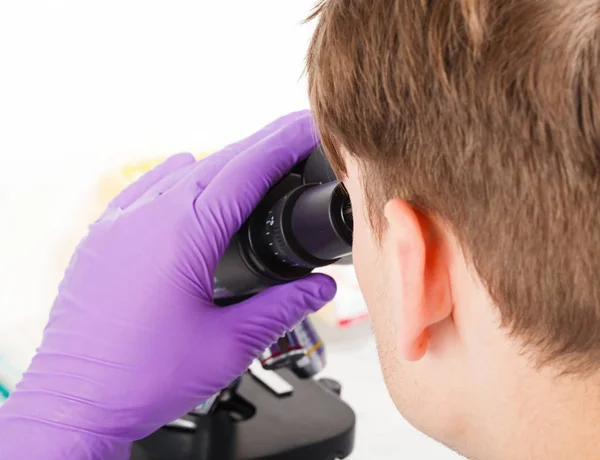 Científico trabajando en laboratorio — Foto de Stock