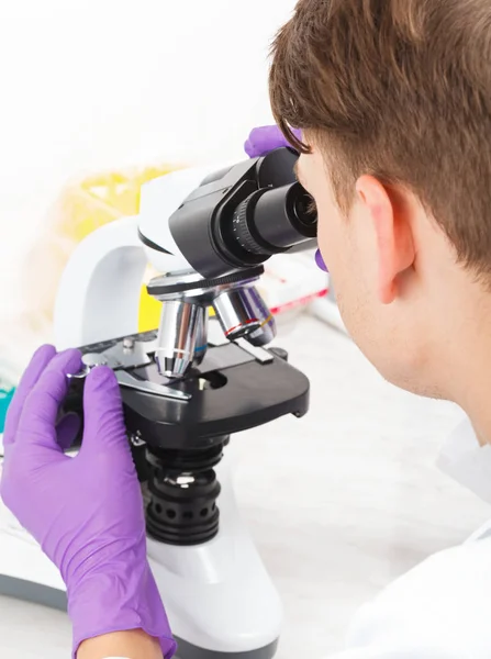 Científico trabajando en laboratorio — Foto de Stock