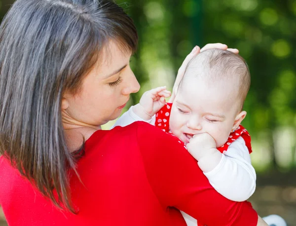 Schattig babymeisje en haar moeder — Stockfoto