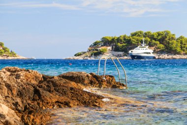 Güzel Adriyatik kayalık sahil şeridi