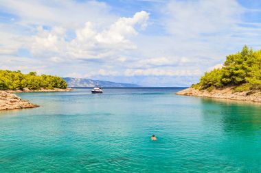 Güzel Adriyatik kayalık sahil şeridi