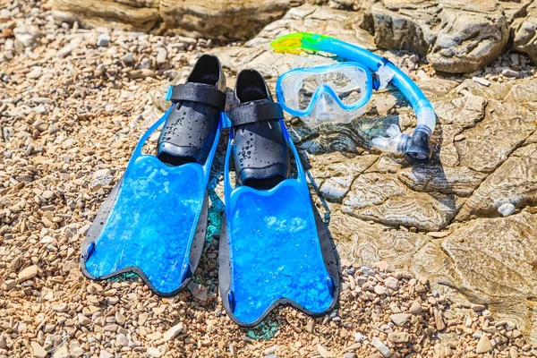 Snorkeling set and stony beach — Stock Photo, Image