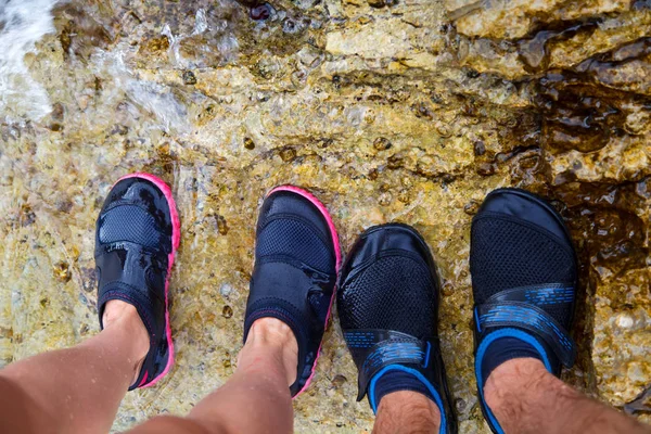 Giovane coppia in scarpa d'acqua — Foto Stock