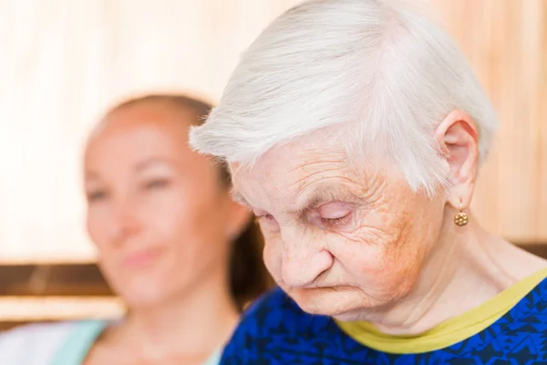 Ηλικιωμένη γυναίκα με φροντιστής — Φωτογραφία Αρχείου