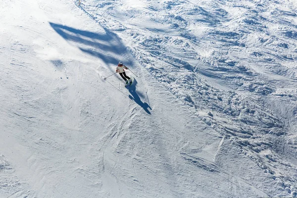 Skier jeune femme sur la piste de ski — Photo