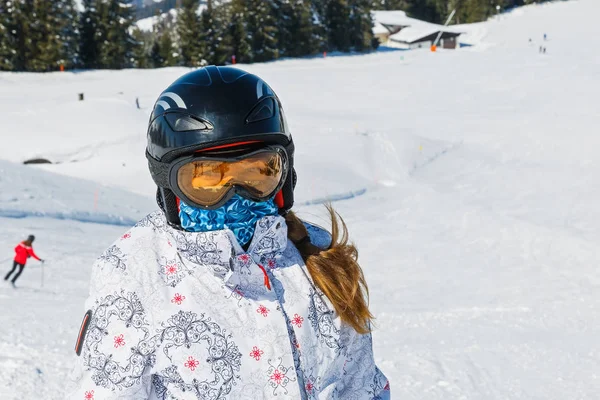 Jonge vrouw op skivakantie in de bergen — Stockfoto