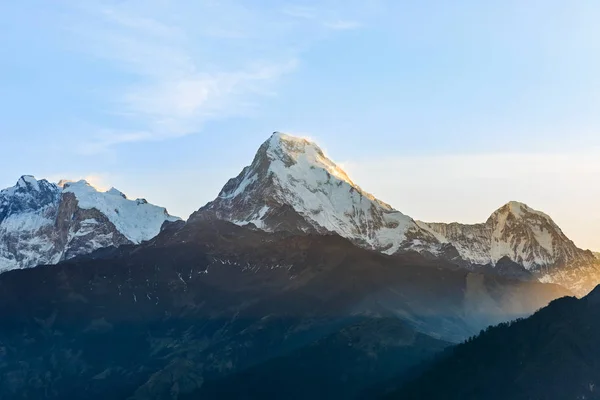 Lever de soleil dans les montagnes — Photo