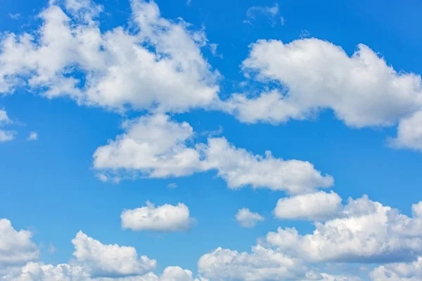 Molnig blå himmel — Stockfoto