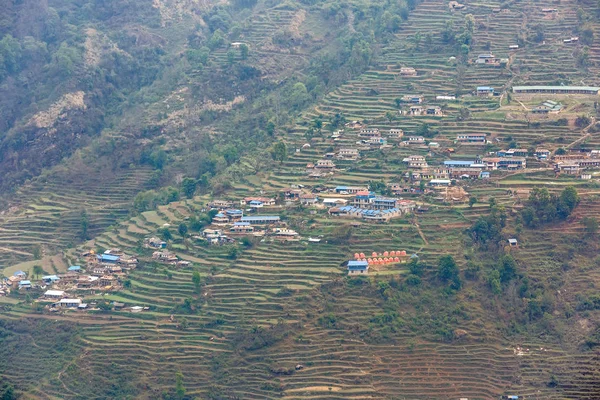 Nepalese dorpje in de bergwand — Stockfoto