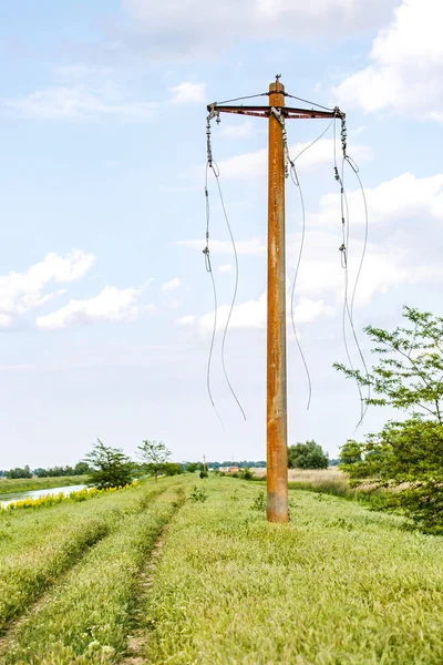 Elektriska pylon med trasiga sladdar — Stockfoto