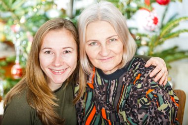 yaşlı kadın ve kızı