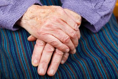 Yaşlı kadın eller