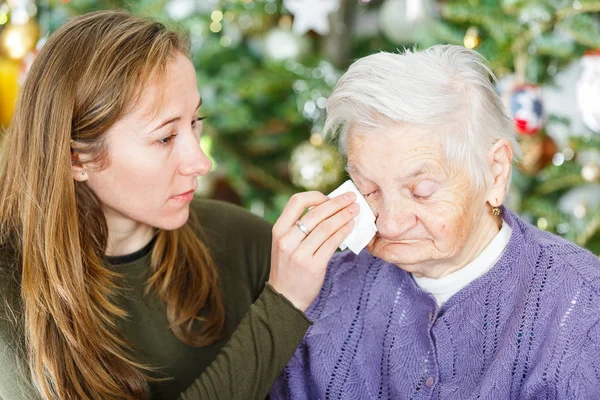 Ältere Frau und junge Pflegerin — Stockfoto