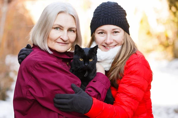 幸せな女性と黒い猫 — ストック写真