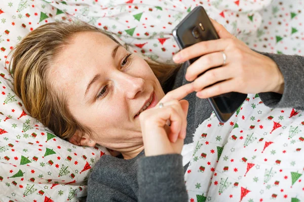 Young woman chat on the smartphone — Stock Photo, Image