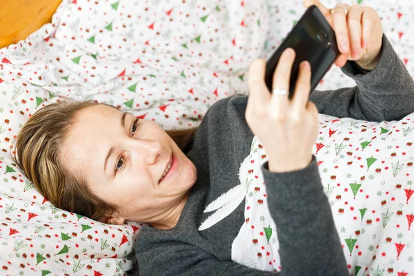 Young woman chat on the smartphone — Stock Photo, Image
