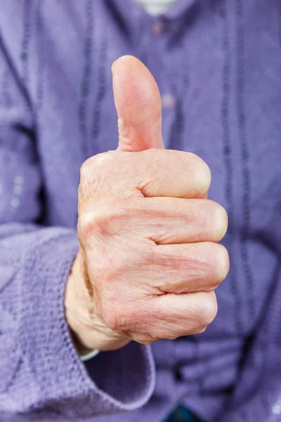 Пожилая женщина показывает большие пальцы вверх — стоковое фото