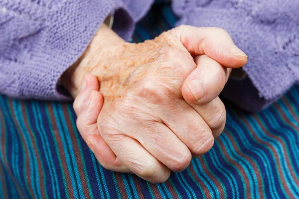 Руки пожилой женщины — стоковое фото