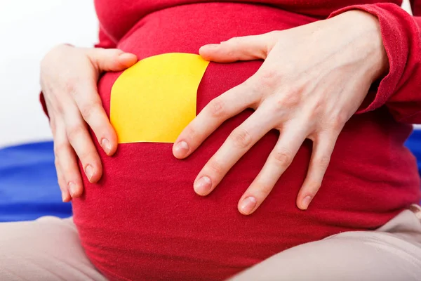 Nota pegajosa na barriga da mulher grávida — Fotografia de Stock