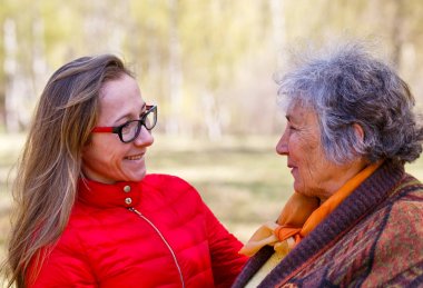 Kızıyla birlikte mutlu yaşlı kadın