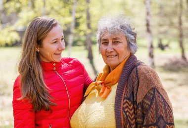 Kızıyla birlikte mutlu yaşlı kadın