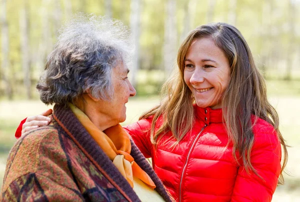 Glückliche ältere Frau mit ihrer Tochter — Stockfoto