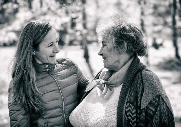 Heureuse femme âgée avec sa fille — Photo