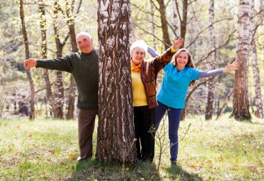 Yaşlı çift ve genç caregiver