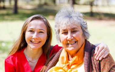 Kızıyla birlikte mutlu yaşlı kadın