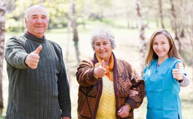 Yaşlı çift ve genç caregiver