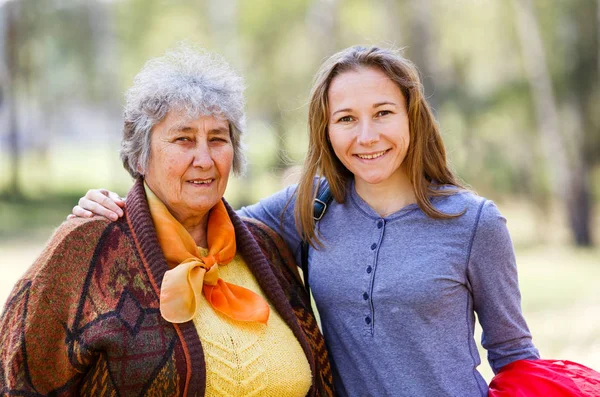 快乐的老年妇女和她的女儿 — 图库照片