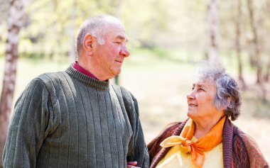 Mutlu yaşlı çift 