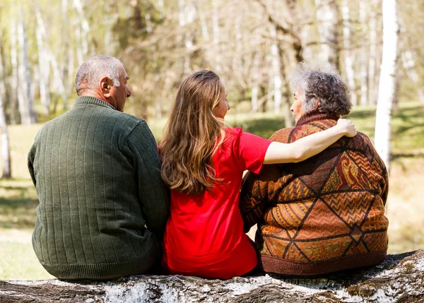 Äldre par och unga vårdare — Stockfoto