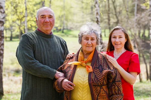 Starší pár a mladý ošetřovatel — Stock fotografie