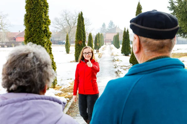 Yaşlı çift ve genç caregiver