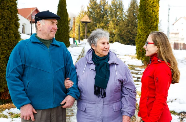 Yaşlı çift ve genç caregiver