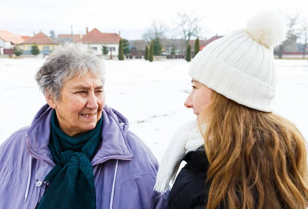 年配の女性と若い介護者の笑顔 — ストック写真