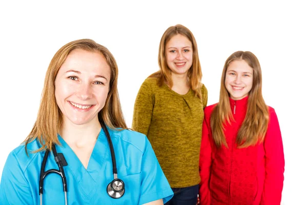 Улыбающаяся женщина-врач и младшие сестры — стоковое фото
