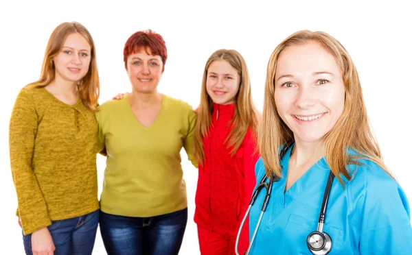 Mãe feliz com filhas e jovem médico — Fotografia de Stock