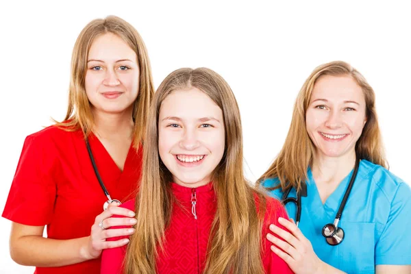 Lächelnde junge Mädchen und Kinderärzte — Stockfoto