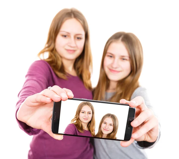 Усміхнені молоді сестри беруть селфі — стокове фото