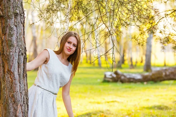 Schöne junge Frau — Stockfoto