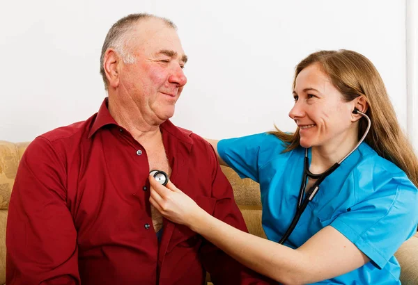Idős ember a kardiológia vizsgálat — Stock Fotó