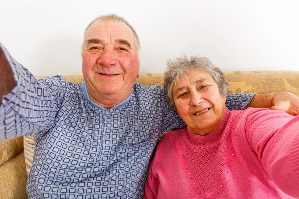 Feliz pareja de ancianos — Foto de Stock