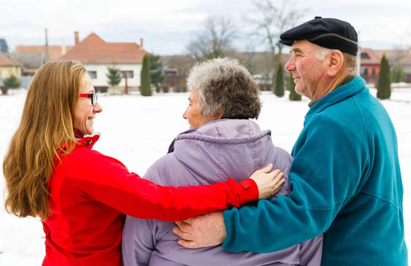 Yaşlı çift ve genç caregiver